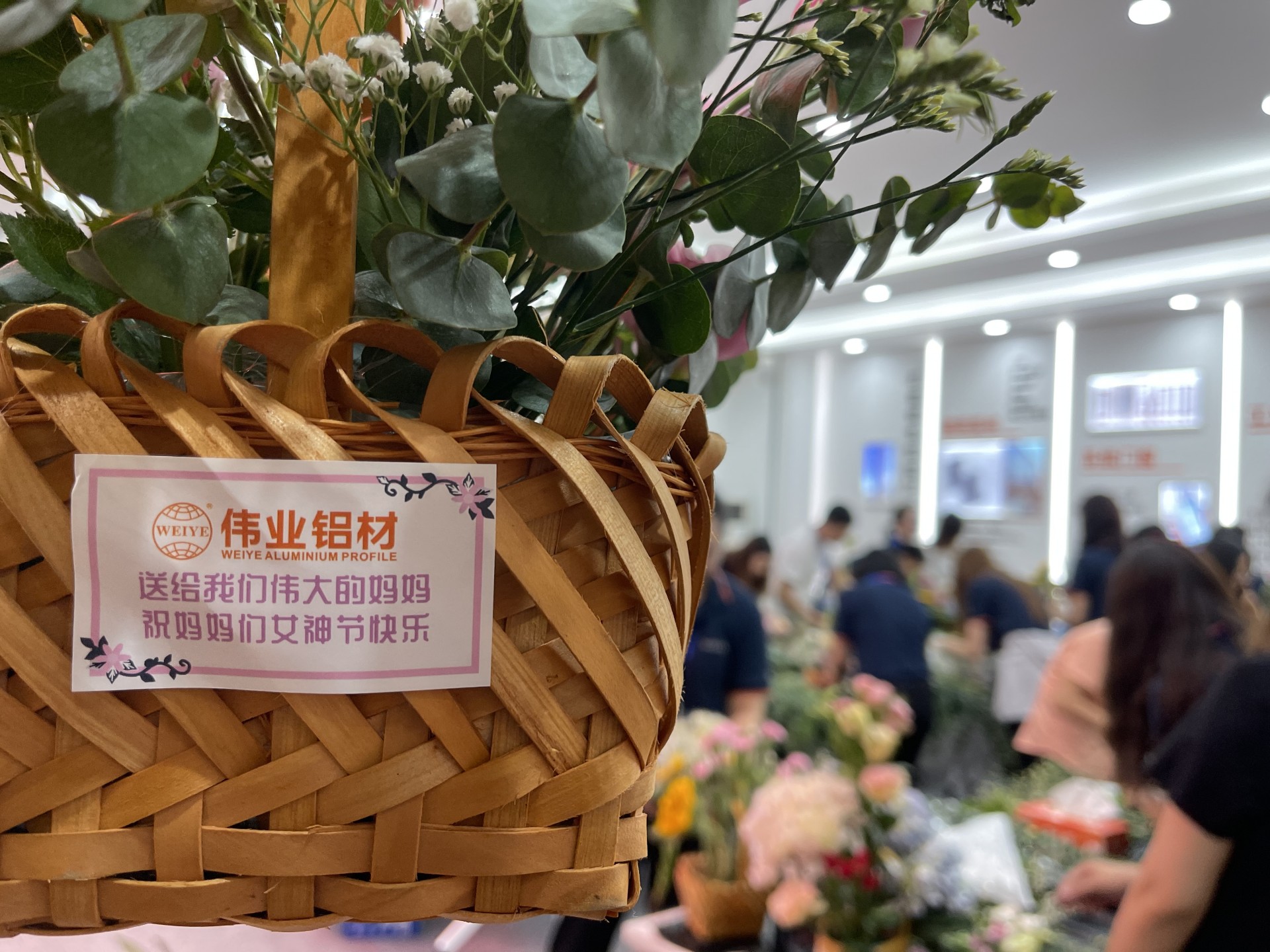 偉業鋁材 | 送她小花花，把愛給媽媽